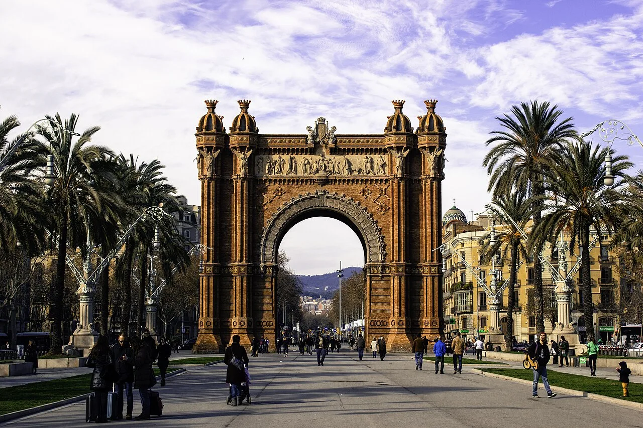 De rode bakstenen Arc de Triomf in Barcelona, gezien over de Passeig de Lluís Companys
