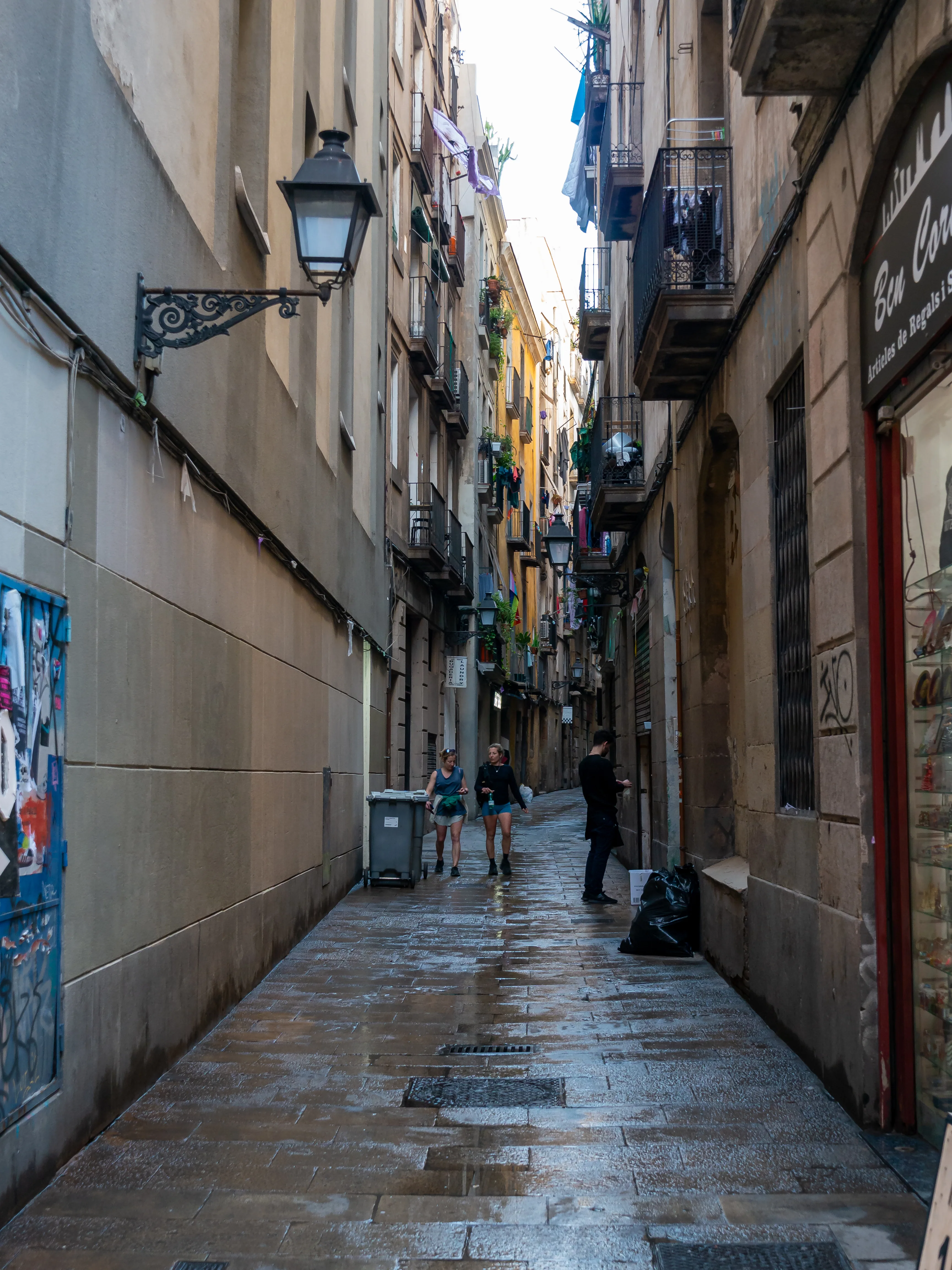 Een smal middeleeuws steegje in het Barri Gòtic van Barcelona met stenen bogen
