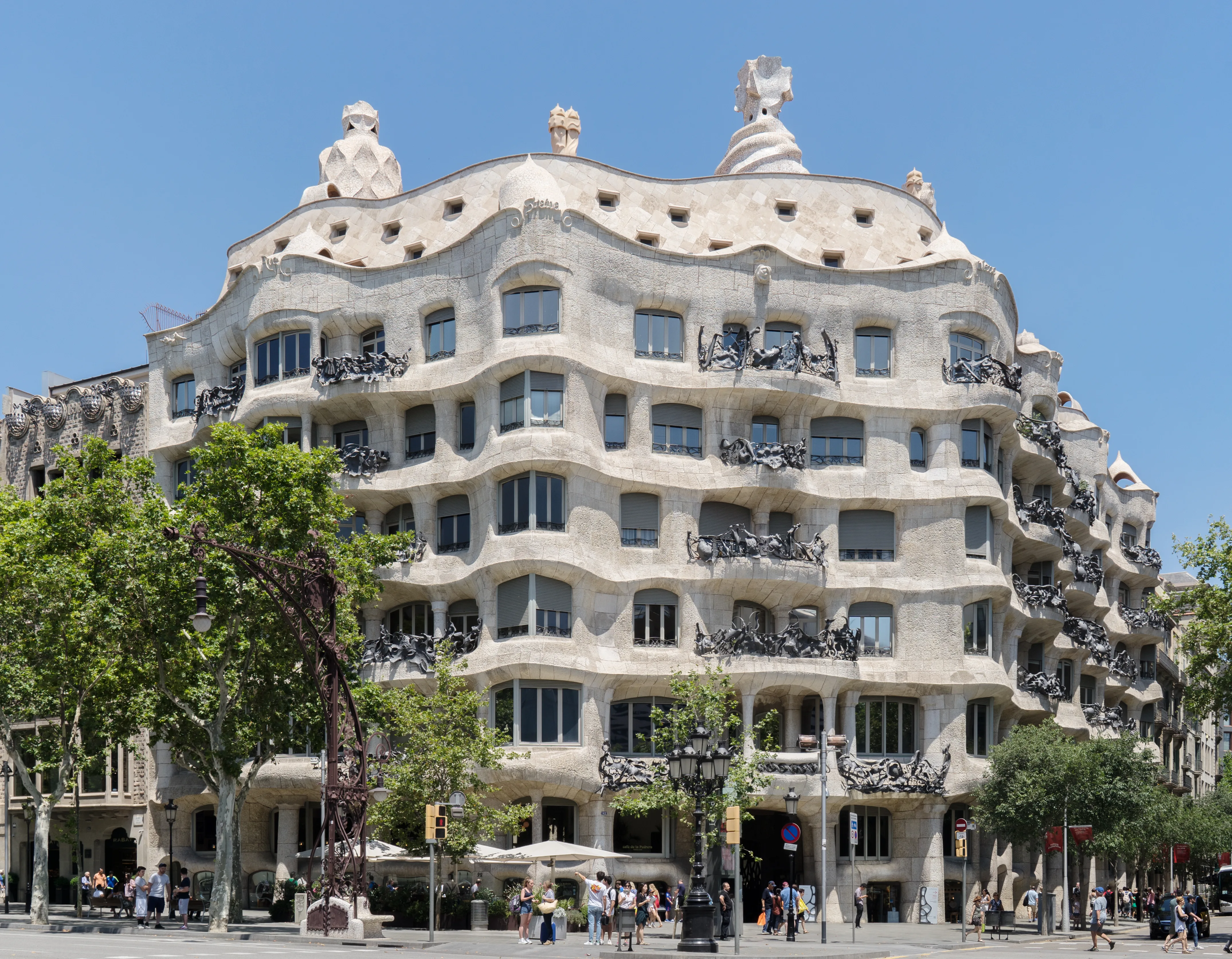 Het golvende dak van Casa Milà (La Pedrera) met de typische schoorsteenpijpen gezien in de avondzon