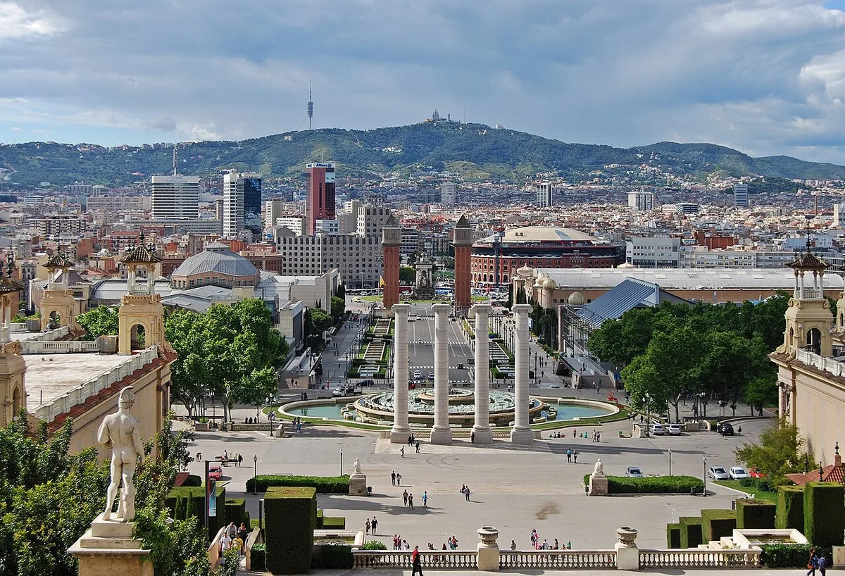 Uitzicht over Barcelona vanuit het Palau Nacional op Montjuïc, met de stad en Tibidabo op de achtergrond