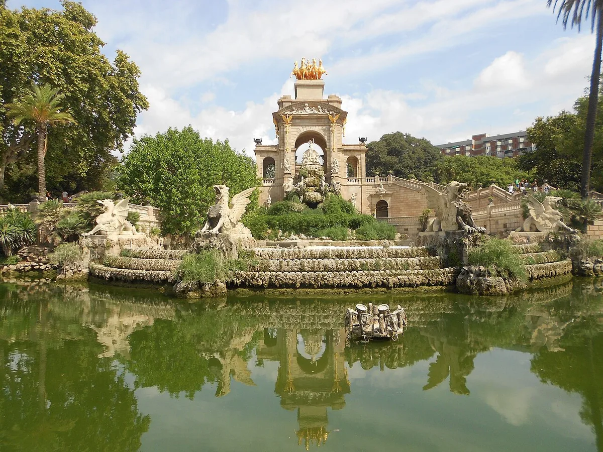De Cascada Monumental van het Parc de la Ciutadella weerspiegeld in het vijverbassin, met barokke sculpturen en fonteinen