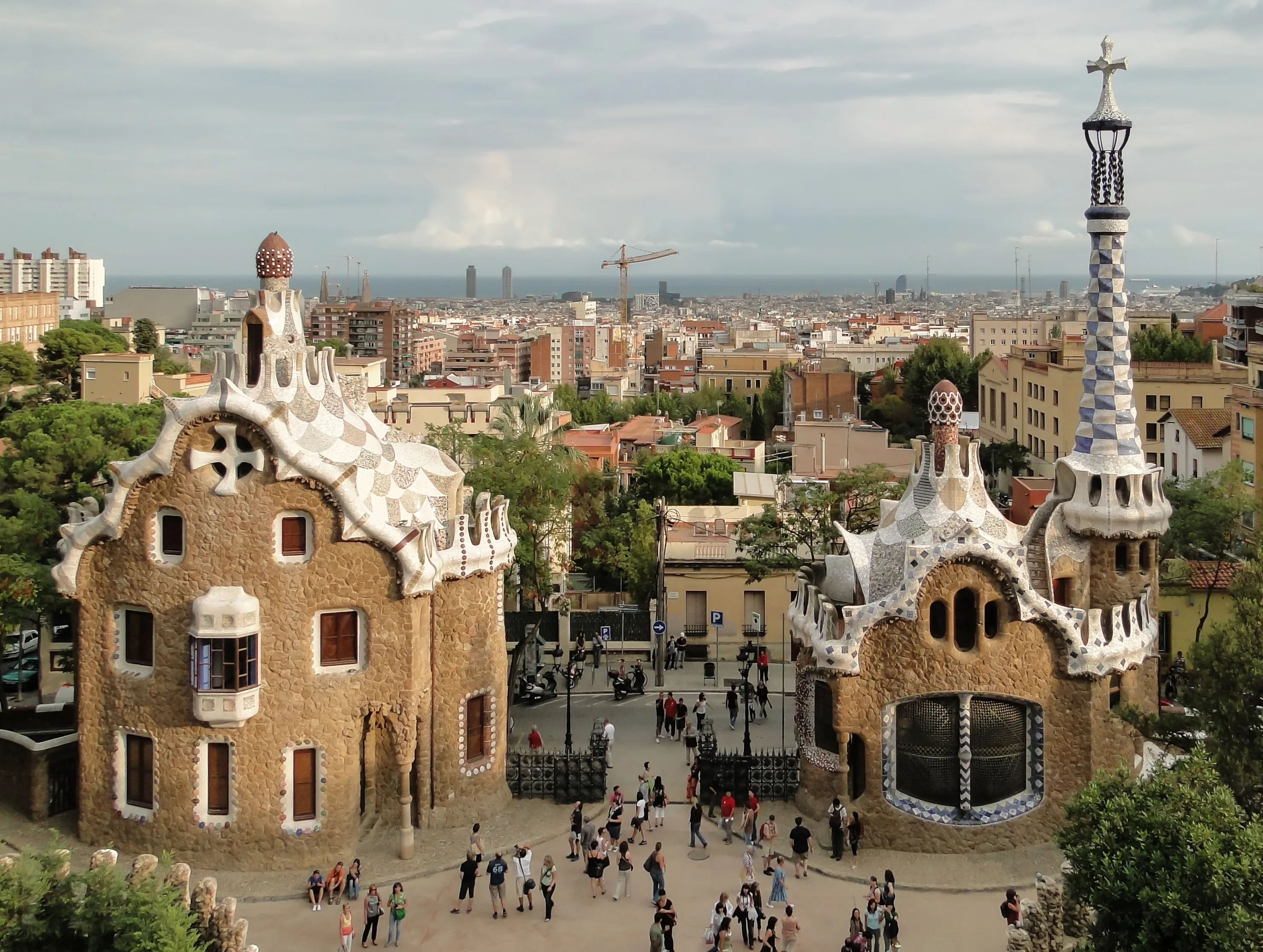 Het mozaïek-terras van Park Güell met de beroemde trencadís-bank en uitzicht over Barcelona
